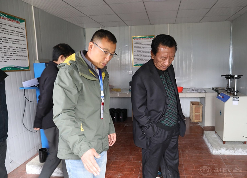 西藏自治区主席视察我公司的监理项目工作